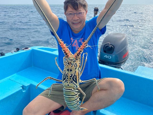 Yes ! this is a big guy lobster 🦞 !! Well done dad !!
Tuna caught by #shaunthong 
Happy family lunch with good food !!

Contact us for more info ℹ️ on our fishing 🎣 trips 
Email 📧 info@fascinationmaldives.com 
📞 WhatsApp +330609870931

www.fascinationmaldives.com 

#fishingtrip #familyfishingtrip #fishinglife #fascinationfishing #fascinationmaldives #shaunthong #fishingracingpartner #maldivestravel #maldives🇲🇻 #maldives #maldivesfishingcharter #morningfishing #hongkonger #hongkongfisherman #traveltomaldives #like #likeforlikes #likefollow #maldivesholiday