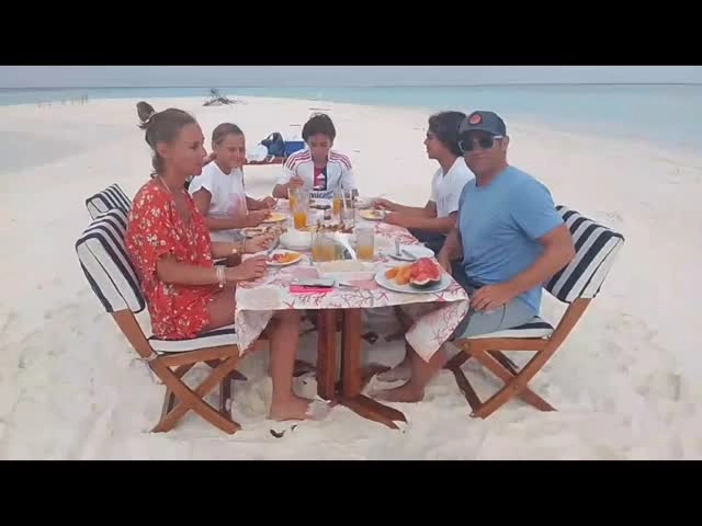 Desert island 🏝️ dinner 🍽️ 

#maldives #desertisland #islanddinner #yachtcharters #beachdining